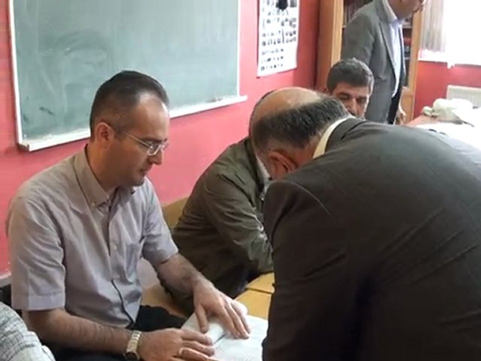 Başkan Yıldırım Oy kullanırken 4 [Talas Belediyesi]