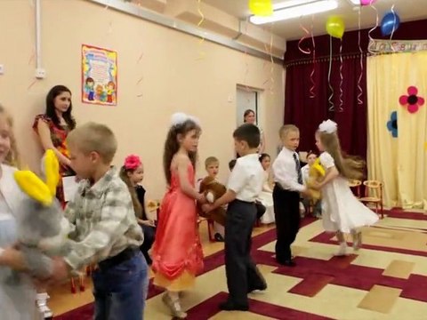 Прощальный танец с куклами в детском саду 1804 на Демьяна Бедного-