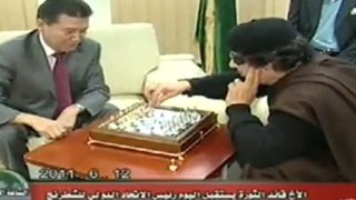 Gheddaffi gioca a scacchi con Ilyumzhin