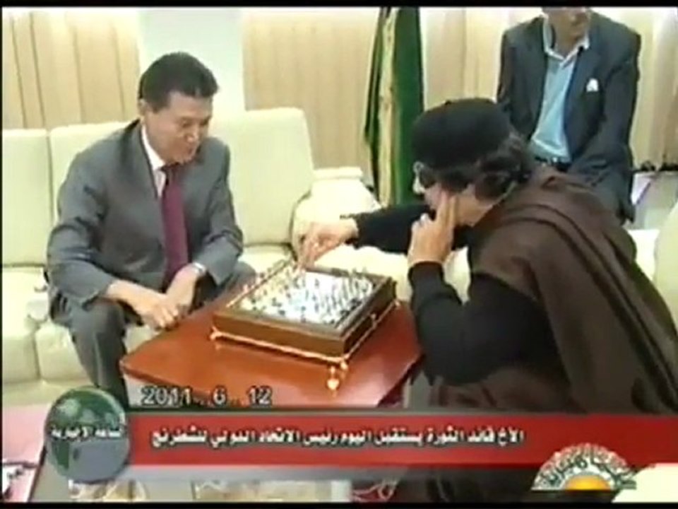 Kadhafi joue aux échecs