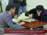 Kadhafi joue aux échecs à la télévision libyenne