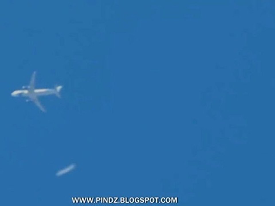30 Meters Long Fast UFO Passing Commercial Airplane In Mexico 6 June 2011