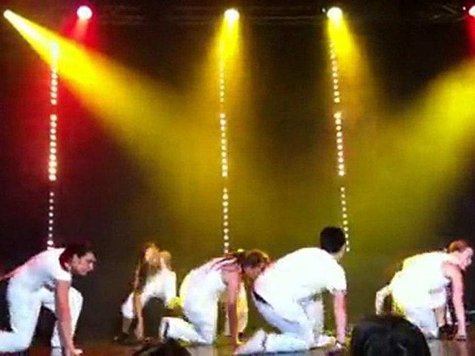 final funk hommage a clémence masse avec la prof 1ere ligne 2° personne brune cheveux long pas attachés