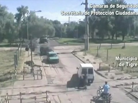 Homem empurrando carro enguiçado na linha do trem e quase é pego pelo trem