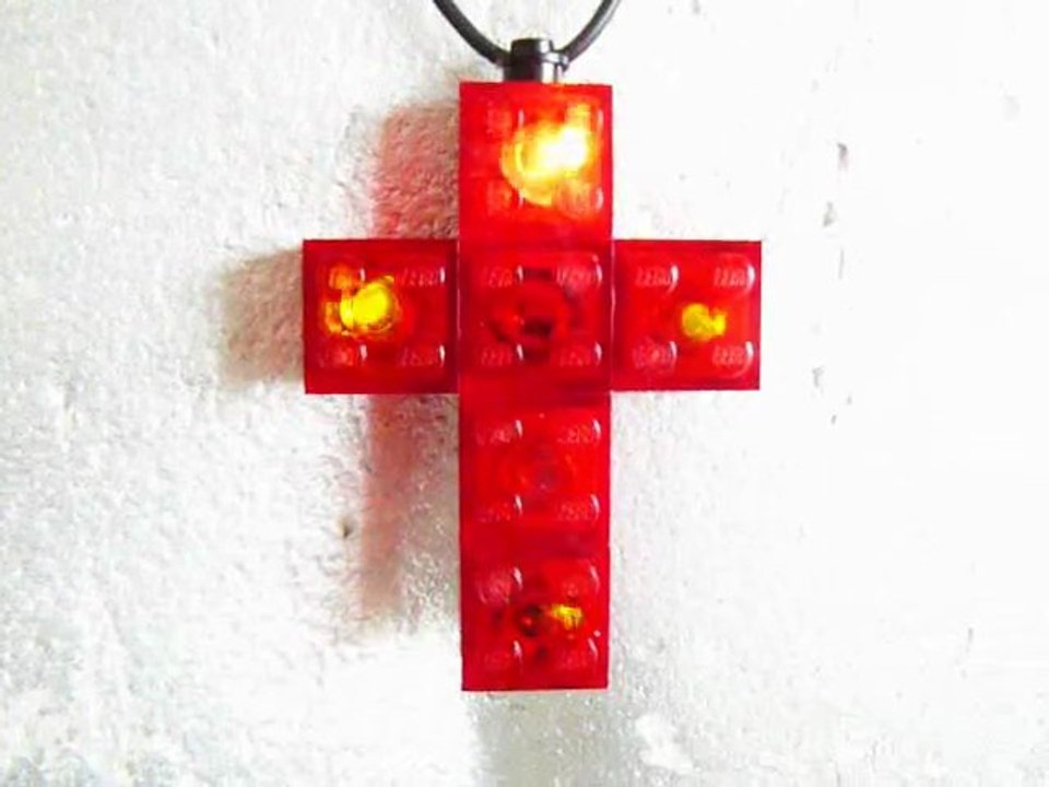Collier clignotant mobile téléphone cellulaire croix réalisées avec des briques LEGO