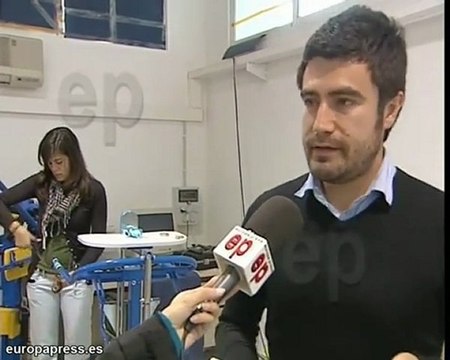 Inventan casco que reduce temblores neurológicos