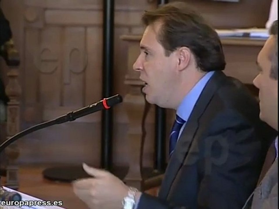 Desalojados por sacar tarjeta roja a De la Riva