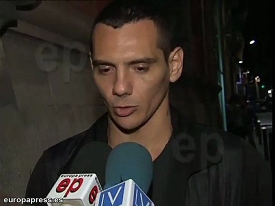 Una mujer desnuda pasea en contra de la lapidación