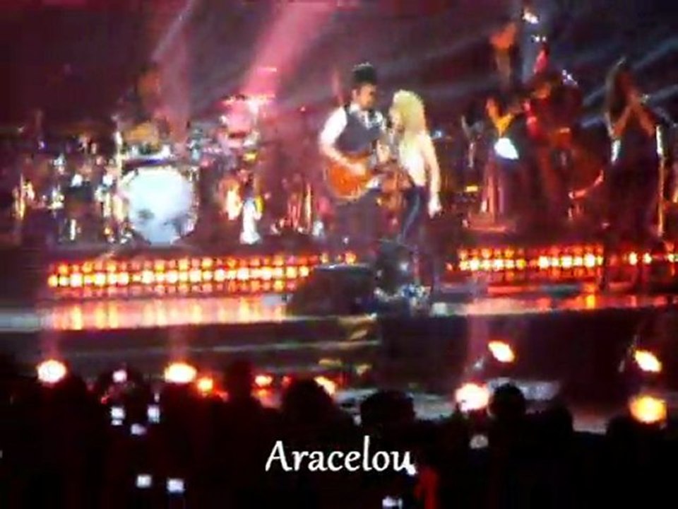 Shakira _ "Underneath Your Clothes" Paris Bercy (13 Juin 2011)