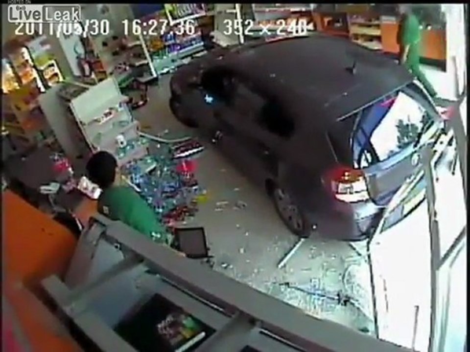 Unfall - Car Crashes Into Shop