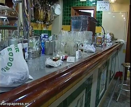 Vecinos de Écija se afanan en tareas de limpieza