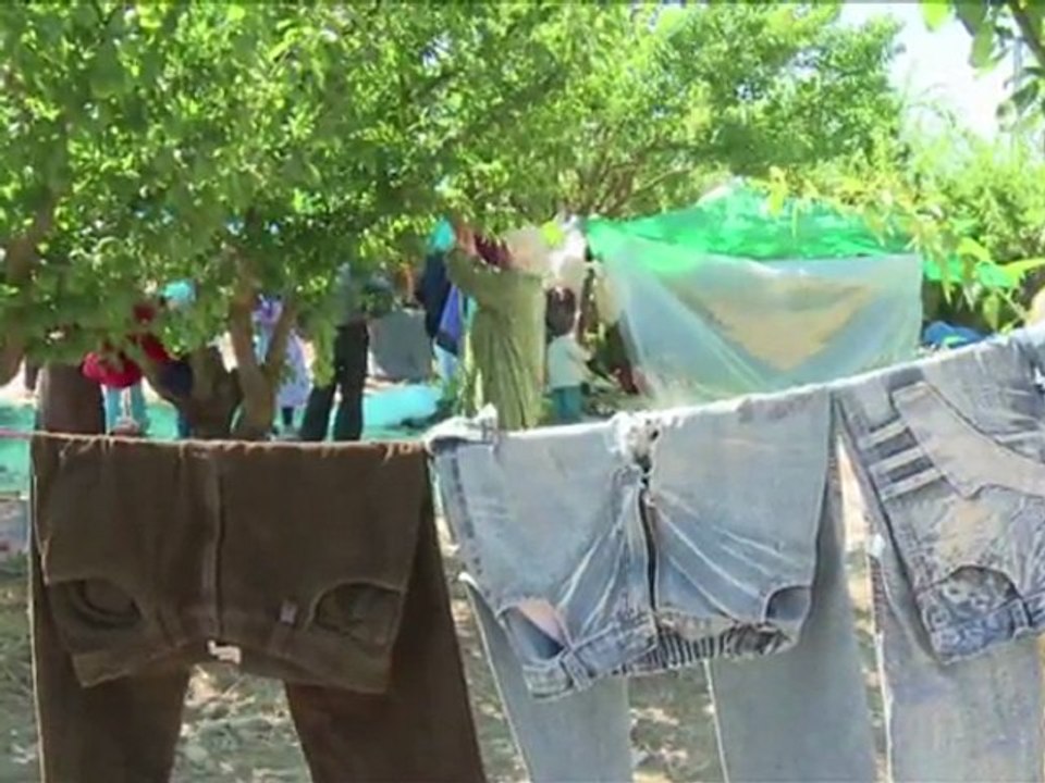 Syrian army attacks villages, dozens flee to Turkey