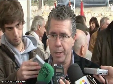 Culpa a controladores pero pide explicaciones