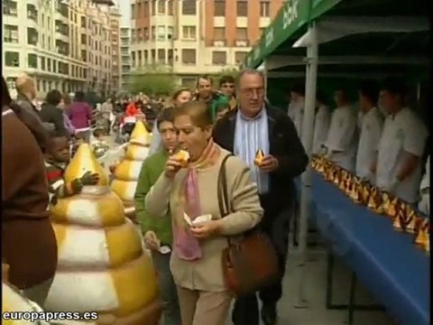 Reparto de dulces típicos en Bilbao