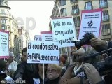 Feministas se manifiestan durante la vista del Papa