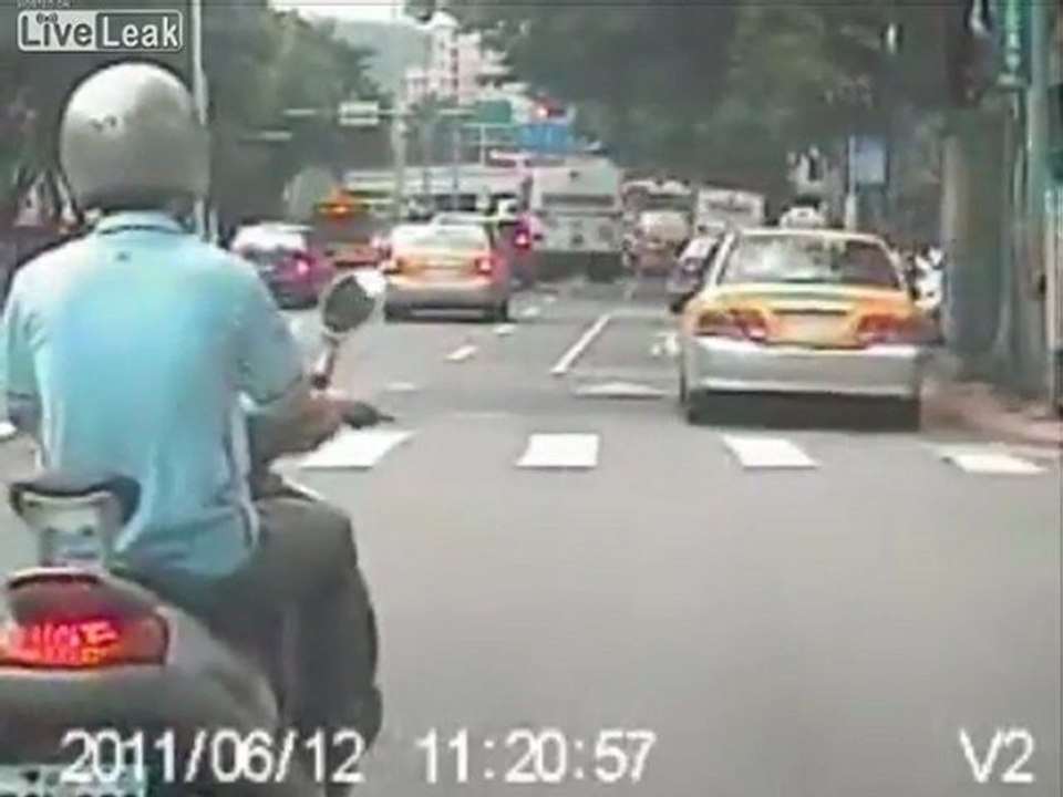 Der Rückseite seines Scooter