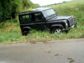 un Defender face à 2 patrol