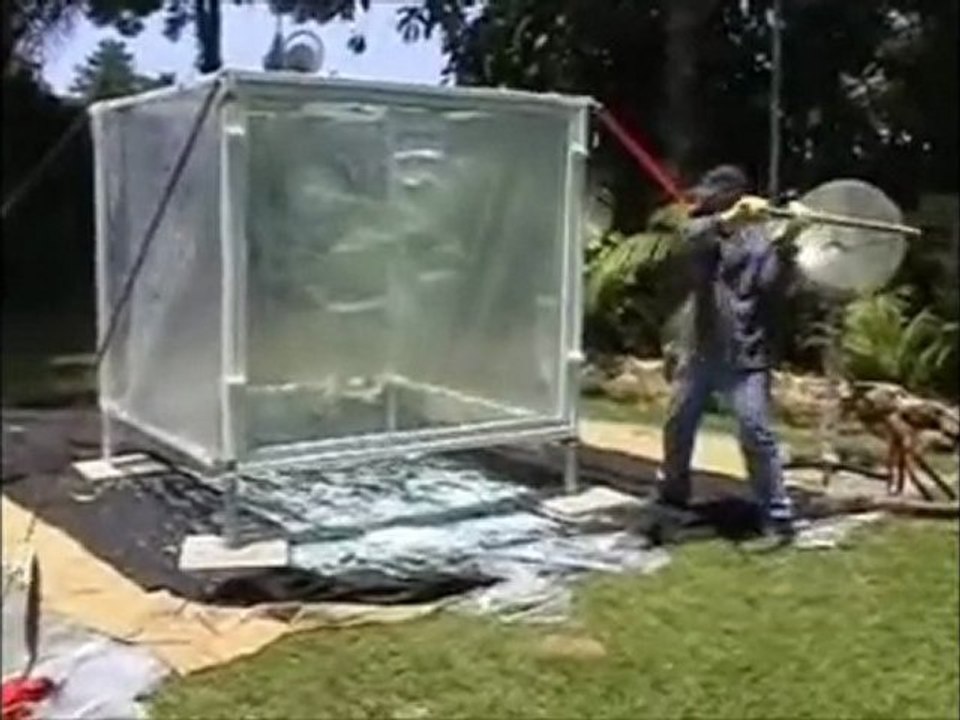 Regardez l'efficacité d'un film anti-effraction !!