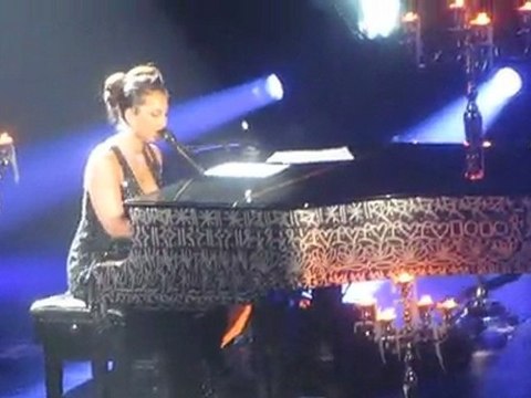Try Sleeping With A Broken Heart : Alicia Keys Acoustic Live Paris Piano And I Concert