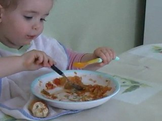 110611 film Elise mange seule sa ratatouille