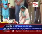 Sec MLA Jayasudha Visited Idupulapaya, Praying at YSR's Ghat