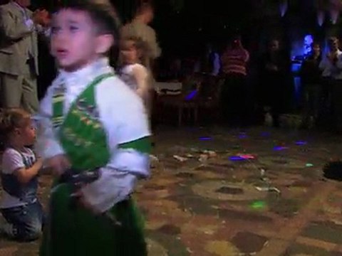 Маленький мальчик шикарно танцует лезгинку - ресторан Легенда