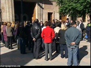 Minuto de silencio por la muerte de una mujer