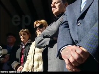 Minuto de silencio por la muerte de una mujer