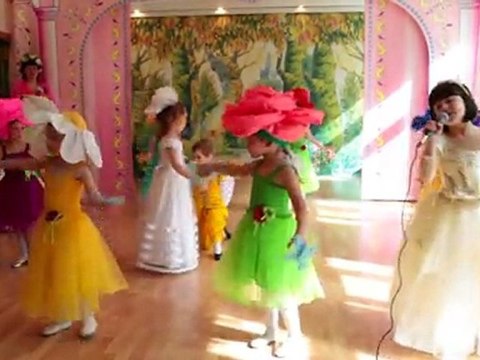 Маша из АНО ДОУ СОлнышко Красиво поёт песню на спектакле Золушка