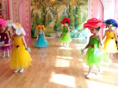 Танец цветов в спектакле Дюймовочка в Детском саду Солнышко