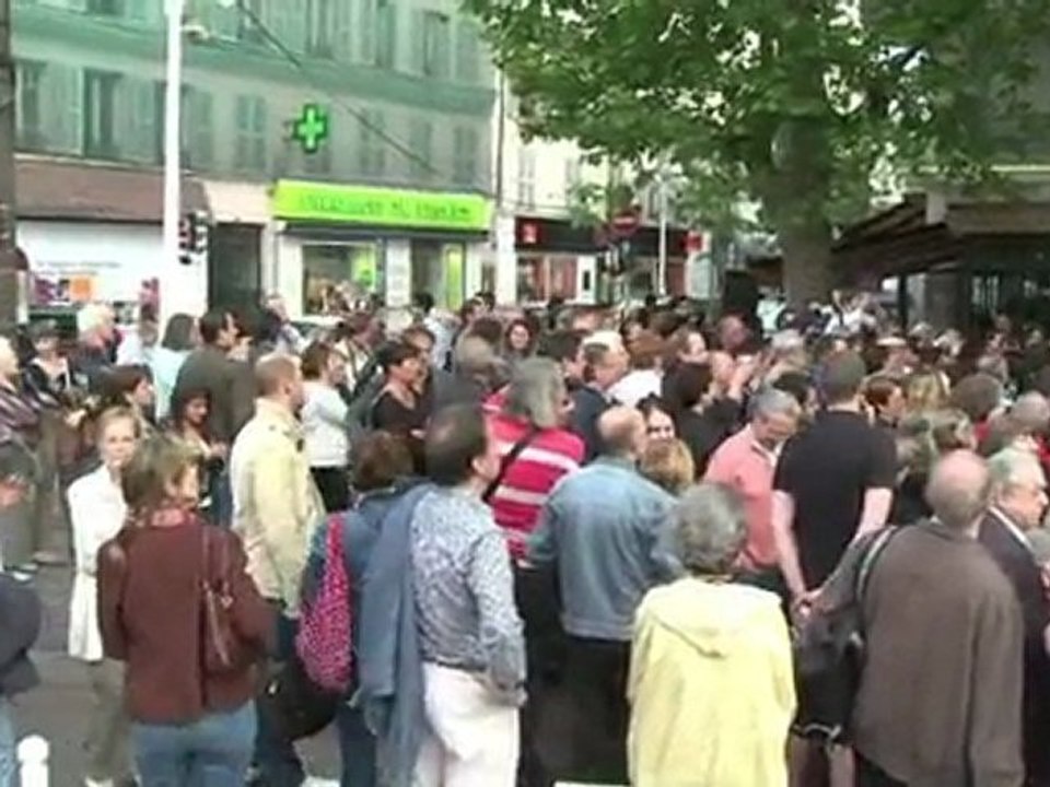 La ville de Montrouge, des les Hauts-de-Seine, devait rendre hommage à Coluche, disparu il y a 25 ans, en inaugurant mardi soir une statue en forme de salopette