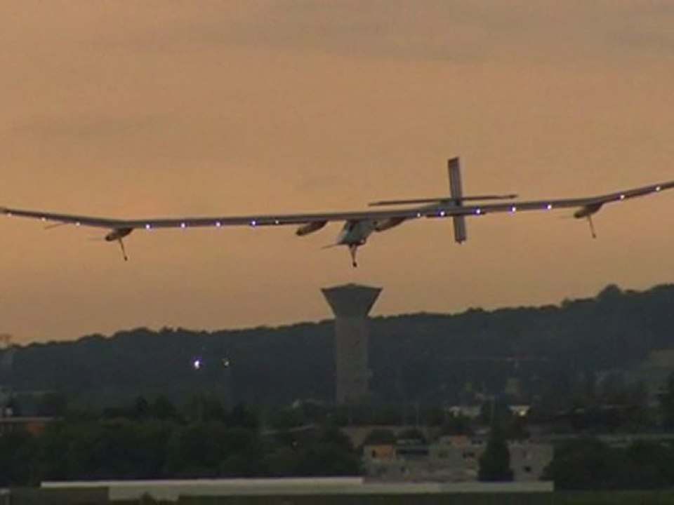 Arrivée en direct de Solar Impulse HB-SIA au Salon du Bourget | Musée de l'Air et de l'Espace