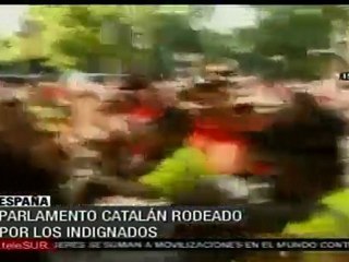 Indignados rodean parlamento de Barcelona