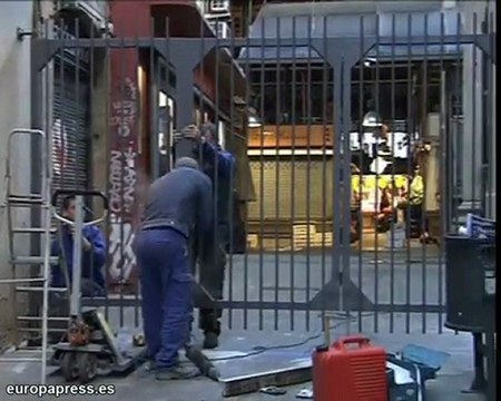 Instalan las rejas en el mercado de la Boquería
