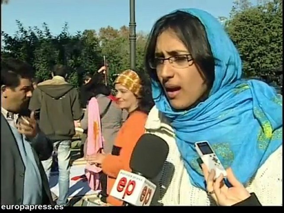 Saharauis acampan calle tras desalojarlos sede PSPV