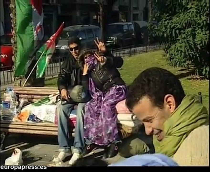 Saharauis acampan frente a la sede PSPV