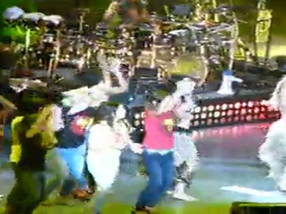 Shakira @ Paris - Waka