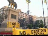Ecologistas se encaraman en estatua contra ATC