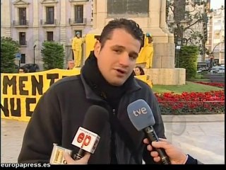 Se encaraman en estatua contra ATC en Zarra