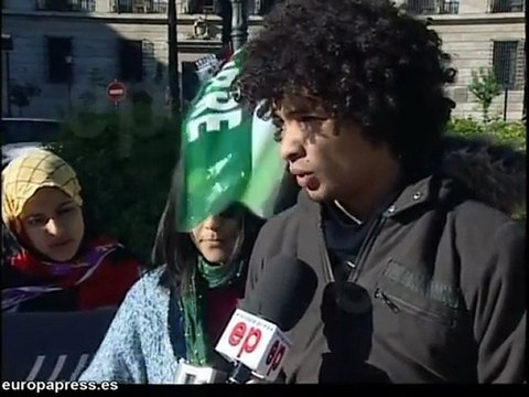 Saharauis acampan frente a Delegación Gobierno