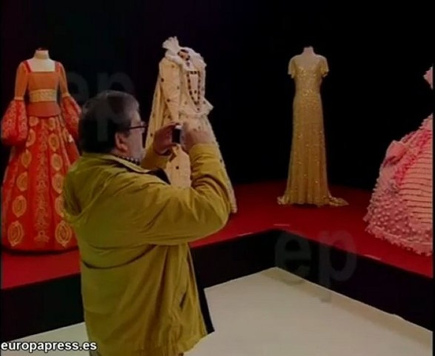 Exponen 30 trajes de papel a tamaño real