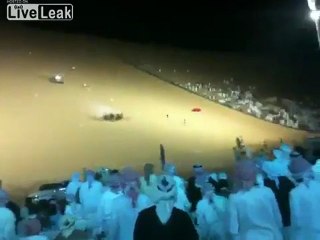 einer Sanddüne Drag Racing Unfall in Abu Dhabi, VAE