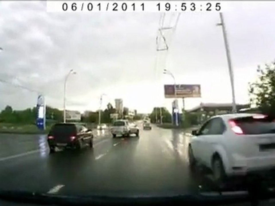 Das Mädchen wendet sich an die Tankstelle