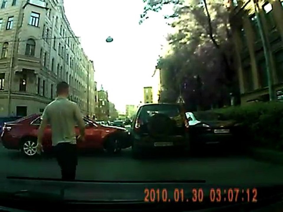 Das Mädchen ging zu rammen