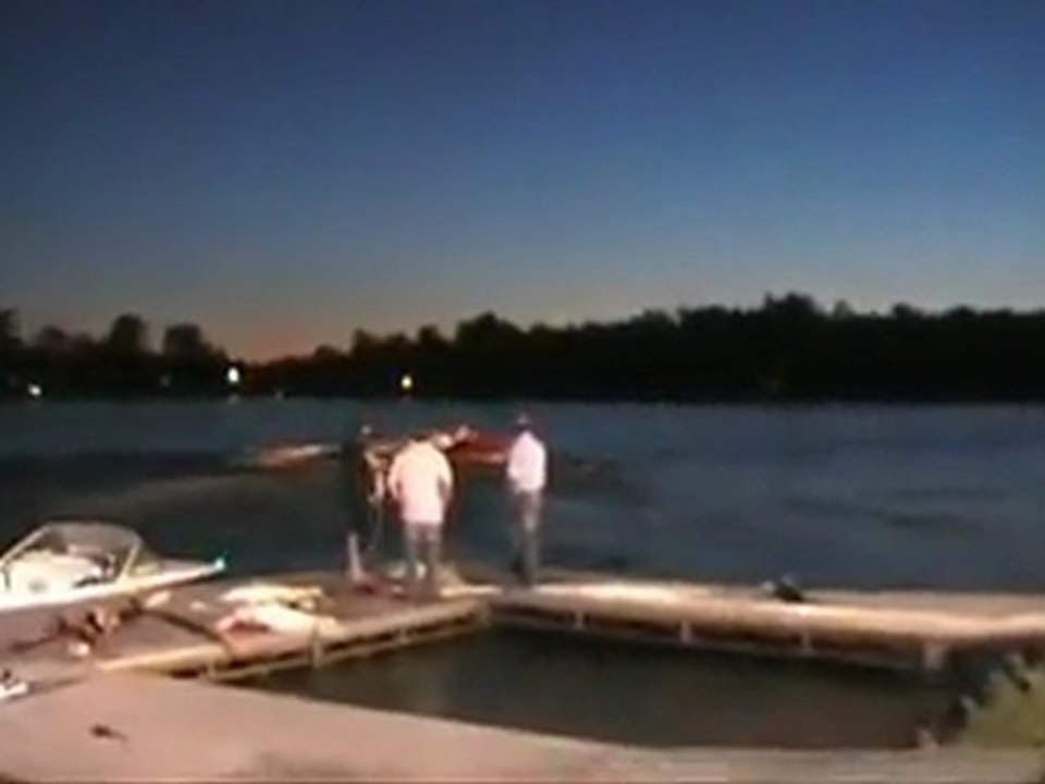 Wheelie mit einem Boot