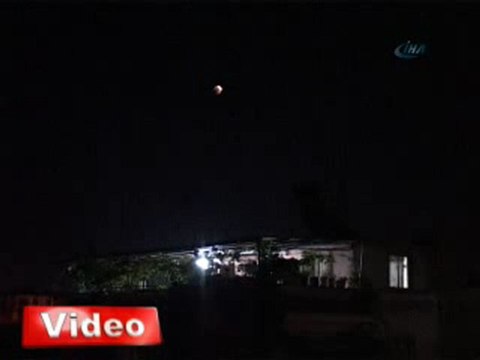 Video - GÜNCEL - Gökyüzünde şölen - 2011 yılının ilk ay tutulması dünyanın dört bir yanında olduğu Türkiye’den de izlendi. Temmuz 2000’den sonra en uzun tutulma olan yılın ilk tutulması 1 saat 40 dakika sürdü.