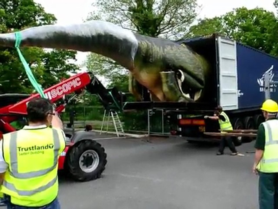 Le patibulaire T-Rex et ses petits copains à cornes, comme le Tricératops, ou à long cou, Monsieur Iguanodon envahissent le zoo de Chester