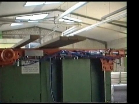 Timme Stapelautomaten GmbH - Spezialstapelmaschine hinter WEINIG Hobelmaschine