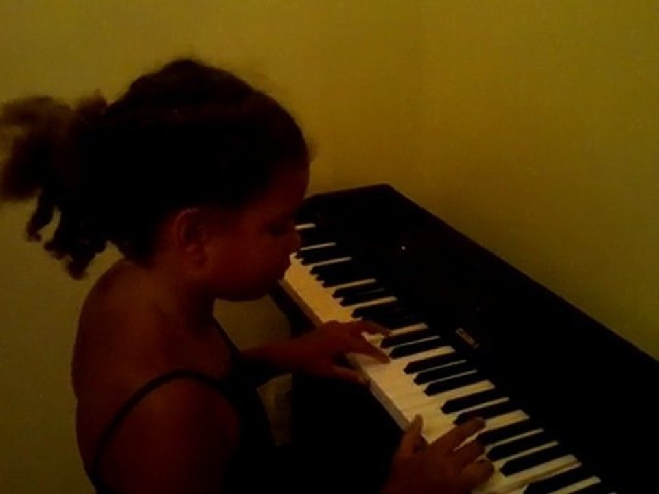 Margaux au piano, sur le morceau du concours, le jour du concours 2eme année 15-06-2011 a 19h51