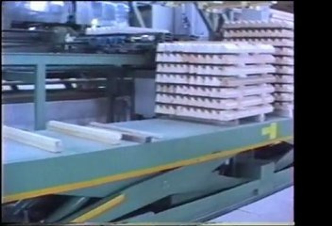 Timme Stapelautomaten GmbH - Stapelmaschine hinter DePauw-Säge